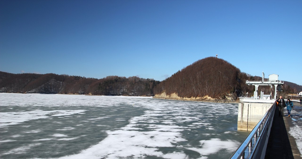 Zimowy pobyt nad Jeziorem Solińskim to świetny pomysł. O tej porze roku panuje tutaj spokój, a widoki są zachwycające /East News