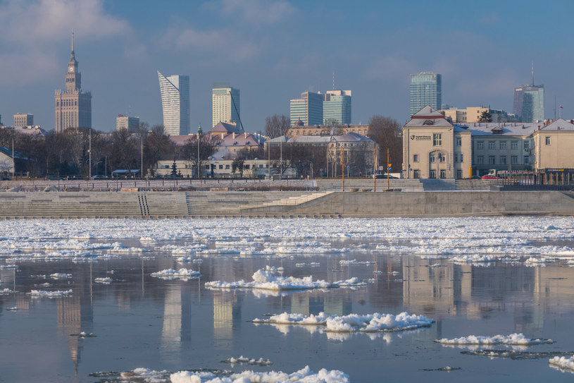 Zimowy widok na Warszawę z brzegu Starej Pragi / Arkadiusz Ziolek /East News