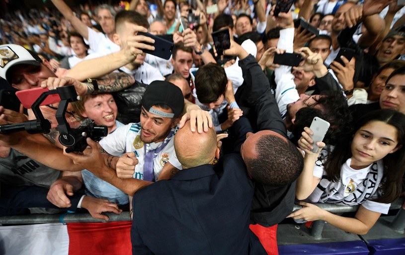 Zinedine Zidane i kibice po finale Ligi Mistrzów Real - Liverpool w Kijowie /FRANCK FIFE /AFP