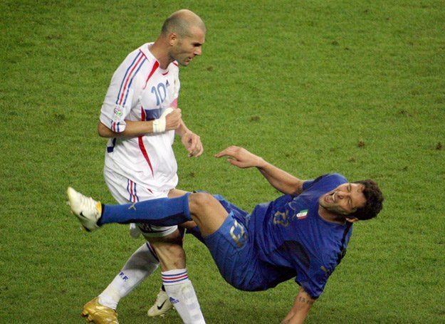 Zinedine Zidane powala Marco Materazziego, a zainspirowana Orbita Wiru pisze piosenkę /arch. AFP