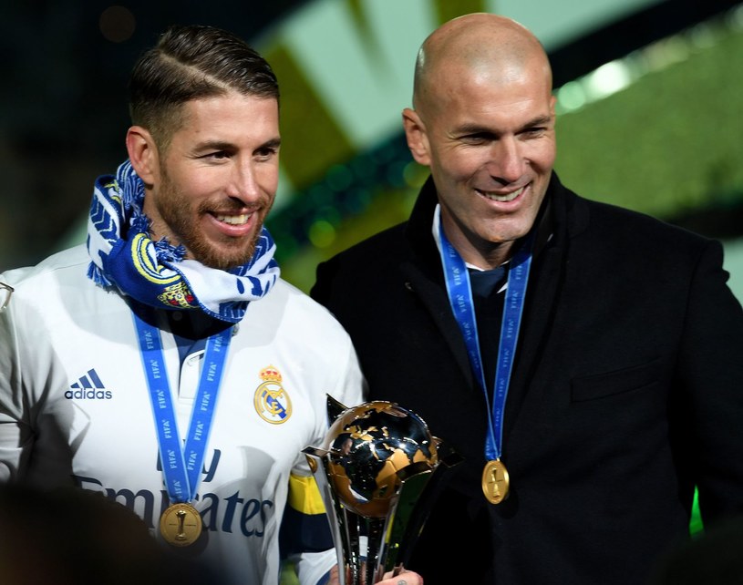Zinedine Zidane (z prawej) razem z Sergio Ramosem po wygraniu klubowych mistrzostw świata /AFP
