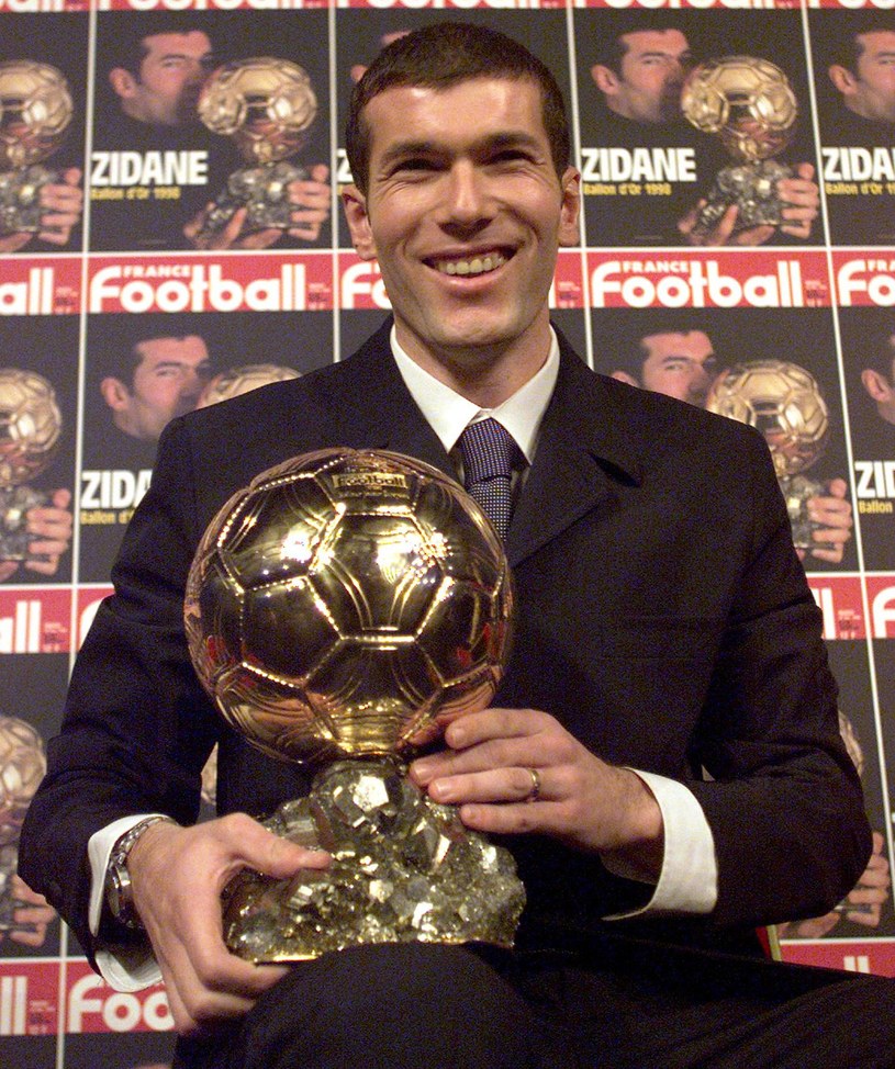 Zinedine Zidane ze Złotą PIłką. Mógł mieć więcej niż jedną. /AFP