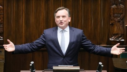 Ziobro wciąż z pozwoleniem na broń. Policja nie może doręczyć zawiadomienia
