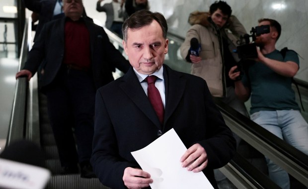 ​Ziobro zapowiedział wyjazd z Polski "na rehabilitację po operacji"