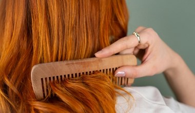 Ziołowa płukanka z chwastu i octu. Stosuję po każdym myciu, a włosy już nie wypadają i lśnią jak tafla