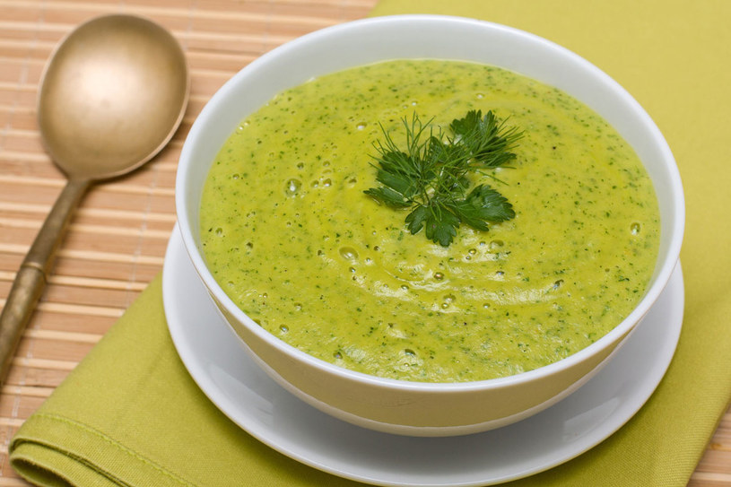 Ziołowa zupa najlepiej smakuje z grzankami /123RF/PICSEL