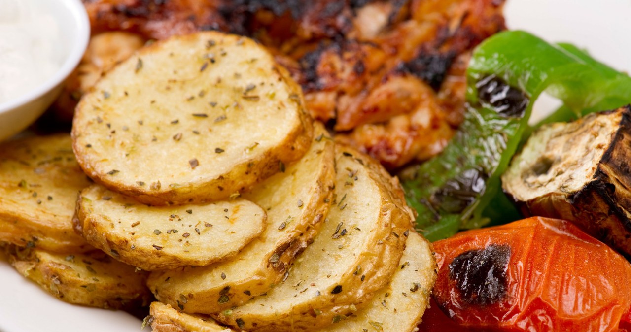 Ziołowe ziemniaczki doskonale pasują do wielu dań obiadowych /bigevil600 /123RF/PICSEL