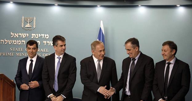Ziv Aviram (pierwszy z prawej). W środku premier Izraela Benjamin Netanyahu /AFP