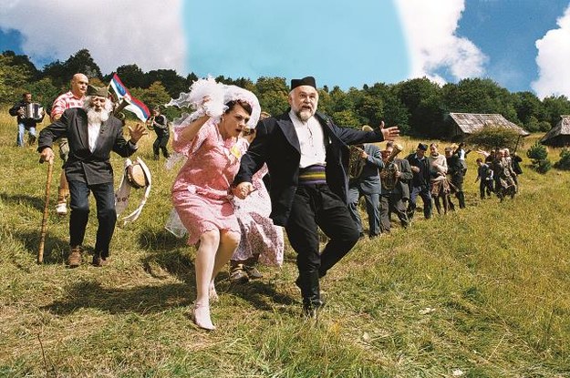 Emir Kusturica wraca na plan Zivojin (Aleksandar Berček, z prawej) jest szalonym wynalazcą z małej wioski. /Mat. Prasowe