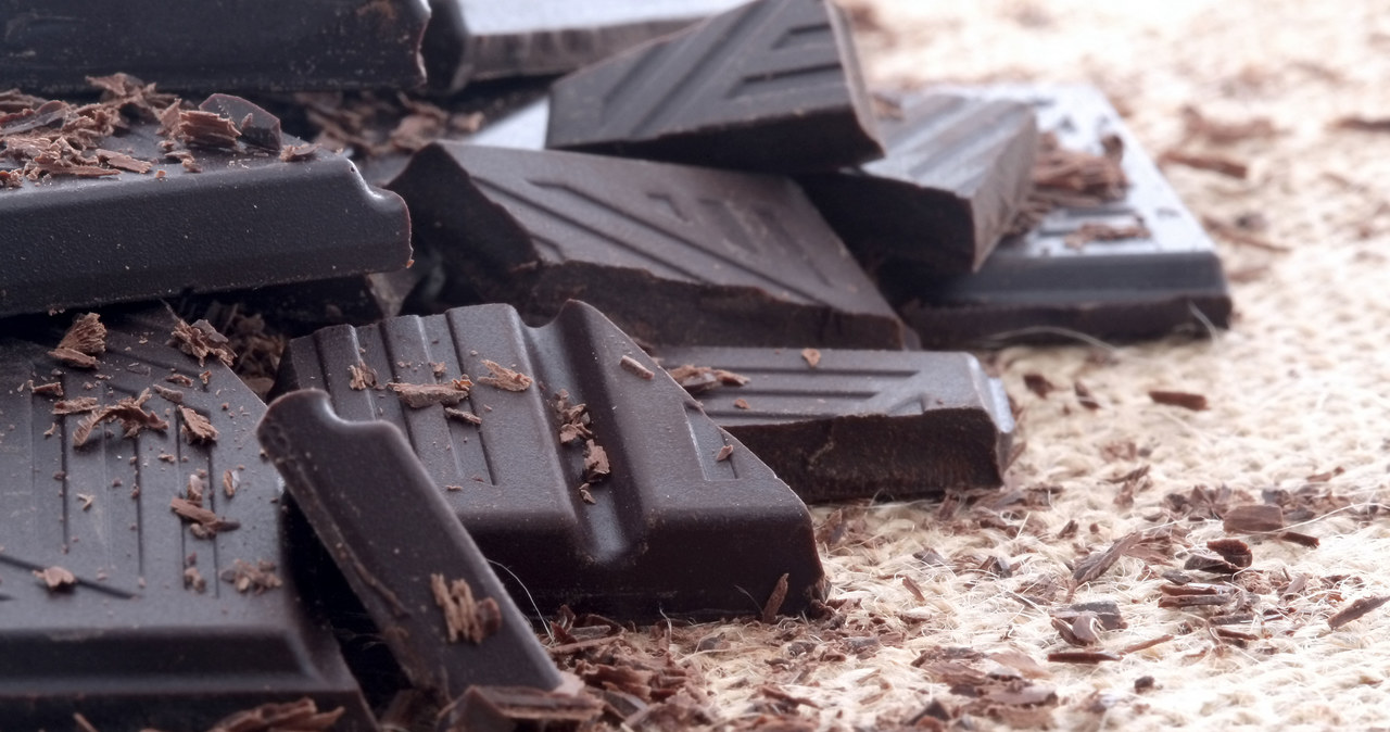 Zjadanie gorzkiej czekolady niesie z sobą wiele korzyści zdrowotnych. Jest źródłem między innymi antyoksydantów. /123RF/PICSEL