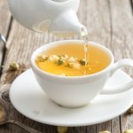 Zjadłeś zbyt ciężki obiad? Zamiast tabletek, wypij aromatyczny napar z polskiej łąki 