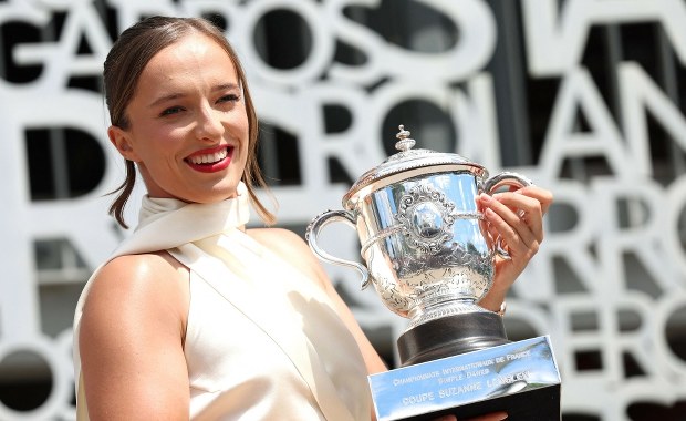 Zjawiskowa Iga Świątek. Polka zapozowała w Paryżu z pucharem