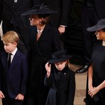 Zjawiskowa księżna Kate z dziećmi na pogrzebie. Meghan Markle w cieniu szwagierki