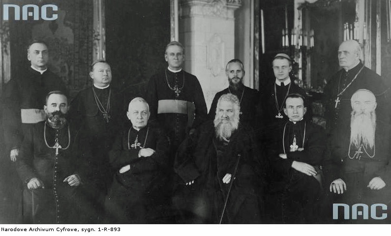 Zjazd biskupów unickich w 1927 r. W środku siedzi arcybiskup lwowski Andrzej Szeptycki /Z archiwum Narodowego Archiwum Cyfrowego