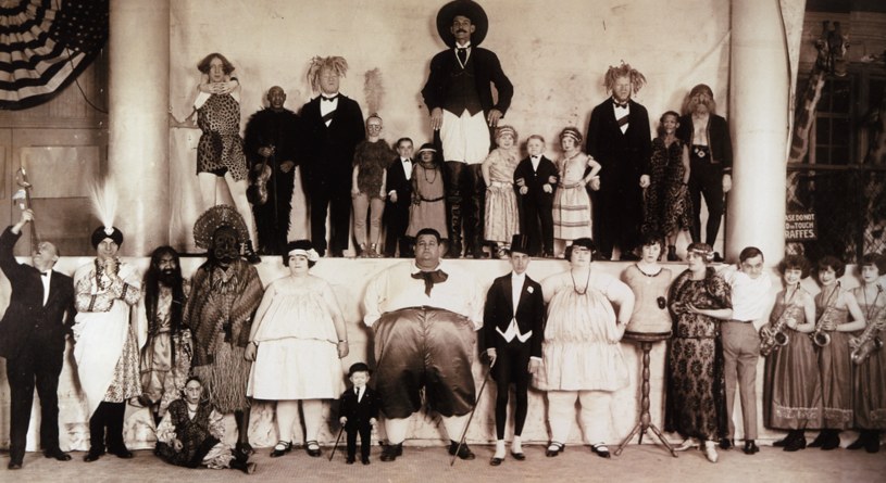 Zjazd „dziwolągów” z trupy cyrkowej braci Ringling zgromadził najsłynniejsze postacie w branży /domena publiczna