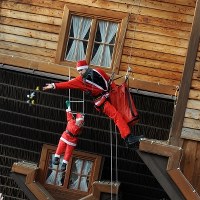 Mikołaj rozdaje prezenty dzieciom