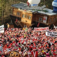 Tłum Mikołajów na zjeździe
