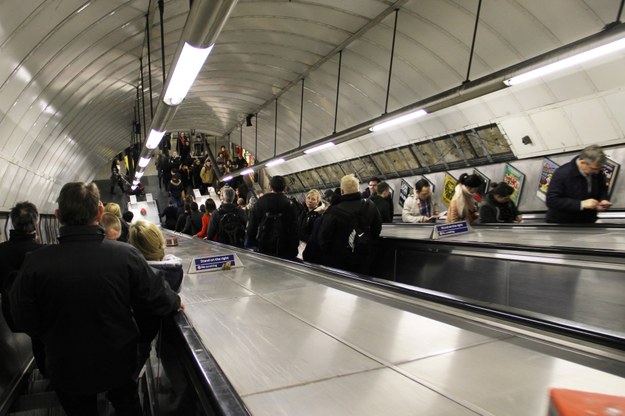 Zjazd na stację londyńskiego metra /DPA/Daniel Kalker  /PAP