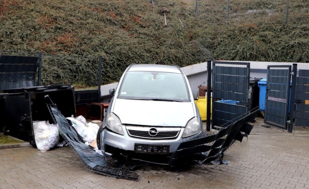 Zjazd ze skarpy zamiast skrętu. Niebezpieczny wybryk pijanego kierowcy