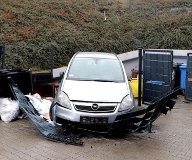 Zjazd ze skarpy zamiast skrętu. Niebezpieczny wybryk pijanego kierowcy