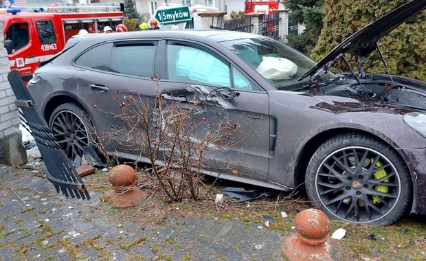 Zjechał nagle z drogi. Podróż zakończył na ogrodzeniu kościoła