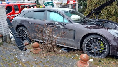 Zjechał nagle z drogi. Podróż zakończył na ogrodzeniu kościoła