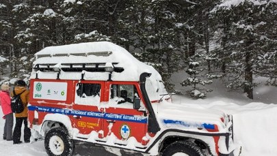 Zjechał pontonem po śniegu, uderzył w drzewa. Interwencja TOPR