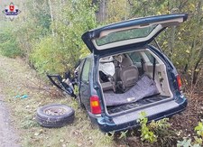 Zjechał z drogi i uderzył w drzewo. Zginęła pasażerka