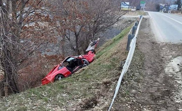 Zjechał z drogi, uderzył w kapliczkę. Doszczętnie zniszczył ferrari 