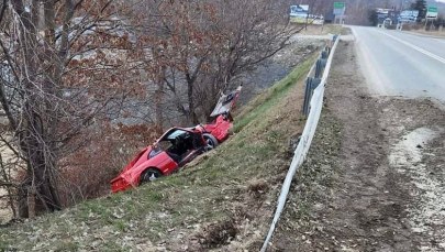Zjechał z drogi, uderzył w kapliczkę. Doszczętnie zniszczył ferrari 