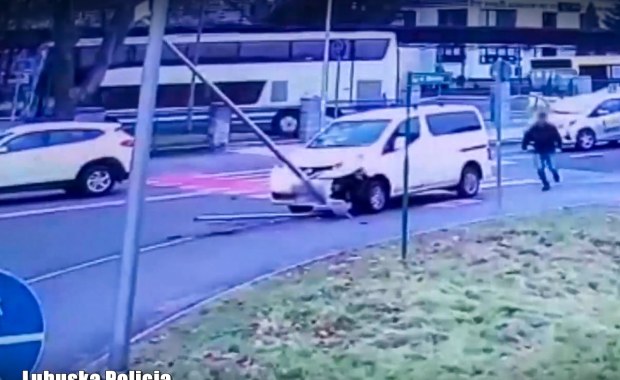 Zjechała na chodnik i uderzyła w latarnię. Groźny wypadek w Zielonej Górze