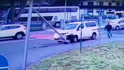 Zjechała na chodnik i uderzyła w latarnię. Groźny wypadek w Zielonej Górze