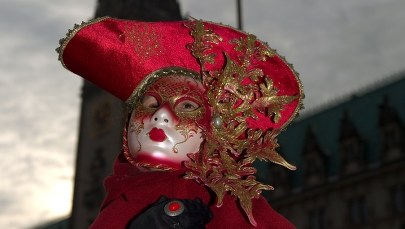 Zjechała z dzwonnicy ubrana w "Moulin Rouge". Rozpoczął się karnawał w Wenecji 