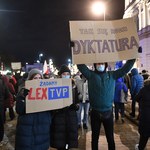 "Zjednoczona opozycja". W Warszawie największa manifestacja przeciw "lex TVN"