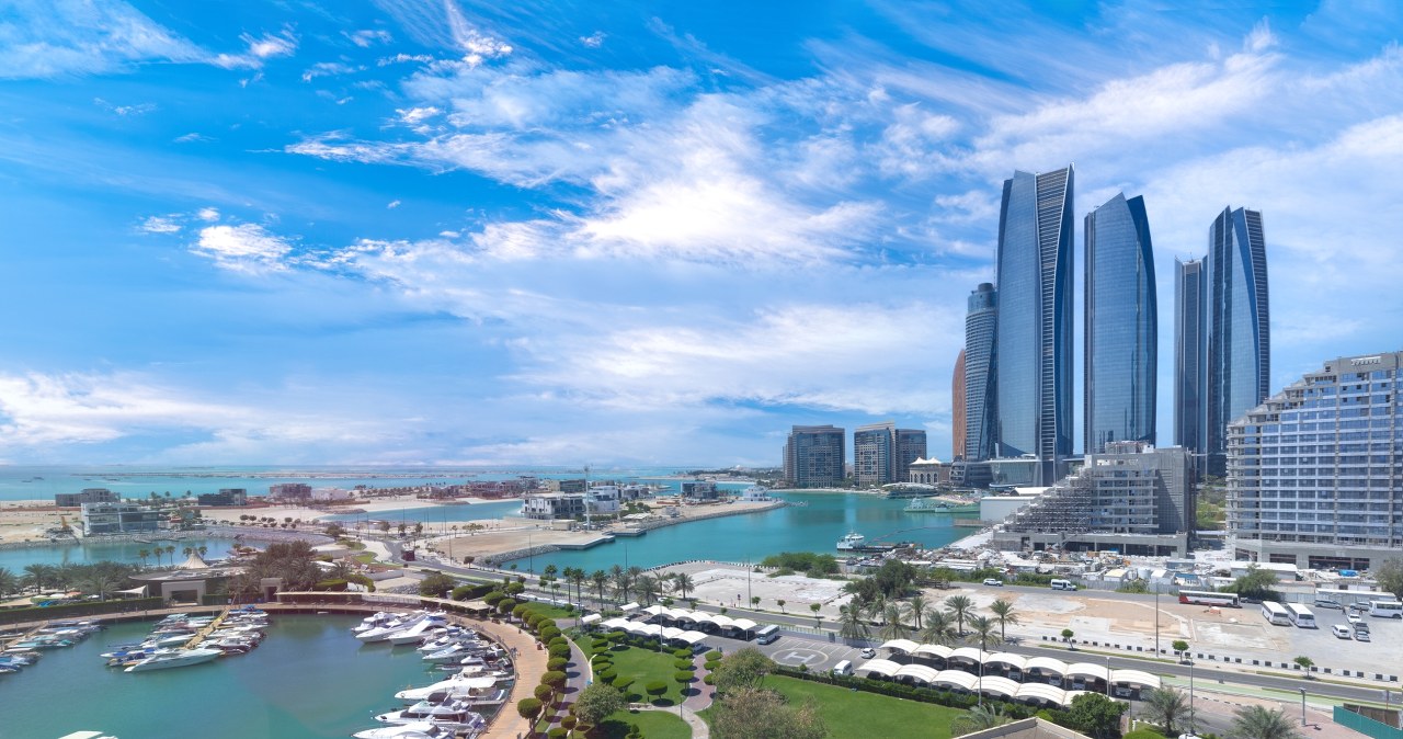 Zjednoczone Emiraty Arabskie to popularny cel podróży. Oprócz Dubaju jest tam wiele miejsc godnych odwiedzenia. Warto polecieć na przykład do Abu Zabi. /Pixel