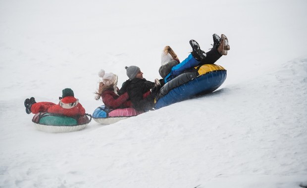 Zjeżdżali po śniegu na pontonie, spadli ze skarpy. Dwaj chłopcy w szpitalu