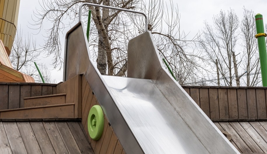 Dramat na placu zabaw. 6-latka z rozciętą szyją