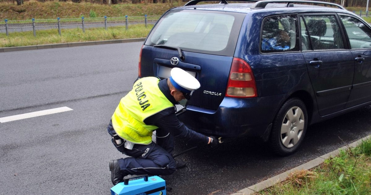 Zła jakość spalin wiąże się z zatrzymaniem dowodu rejestracyjnego /Policja