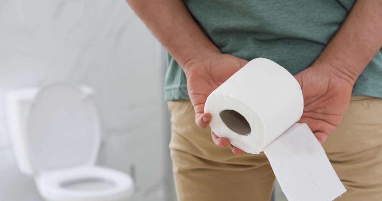 Zła pozycja i nadmierne parcie to częsty błąd podczas korzystania z toalety /123RF/PICSEL