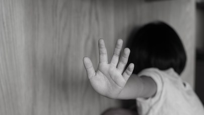 Złamał dwulatkowi rękę, by dostać odszkodowanie? Policja bada sprawę