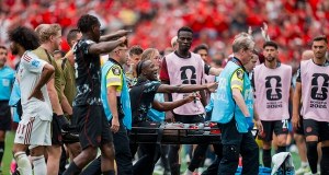 Złamana noga, dwie czerwone kartki i hat-trick w meczu gospodarzy mundialu