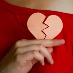 emocje Złamane serce boli? Wiemy, jakie objawy potwierdzają ten stan