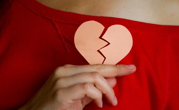 Złamane serce boli? Wiemy, jakie objawy potwierdzają ten stan