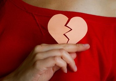 Złamane serce boli? Wiemy, jakie objawy potwierdzają ten stan