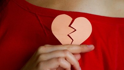 Złamane serce boli? Wiemy, jakie objawy potwierdzają ten stan