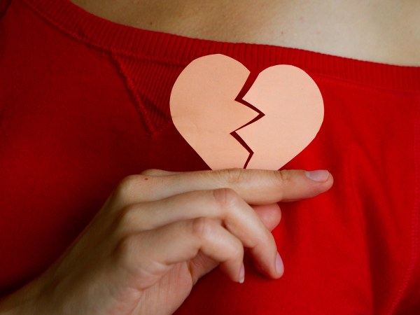 Złamane serce boli? Wiemy, jakie objawy potwierdzają ten stan