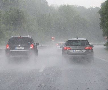 Złapała ich burza na autostradzie. Zrobili najgorszą rzecz, jaką mogli