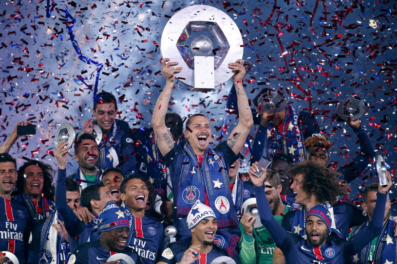 Zlatan Ibrahimović świętuje z kolegami mistrzostwo Francji /PAP/EPA