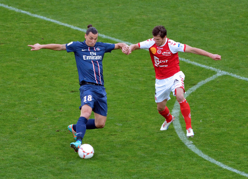 Zlatan Ibrahimovic z PSG i Grzegorz Krychowiak z Reims /AFP