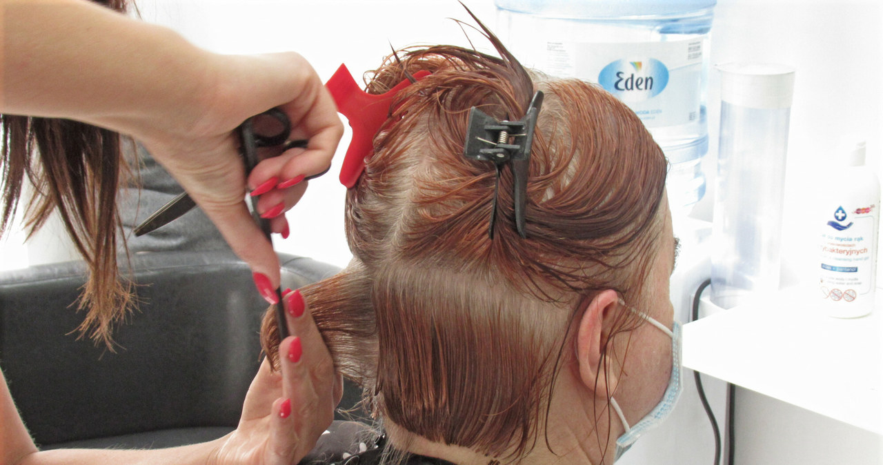 Źle dobrana fryzura i makijaż dodają kobiecie lat /Marek BAZAK/East News /East News